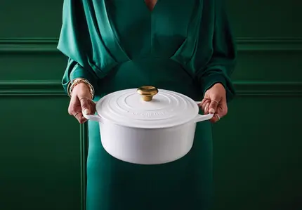 PANELA REDONDA 28CM SIGNATURE BRANCA (PEGADOR DOURADO) WHITE LE CREUSET