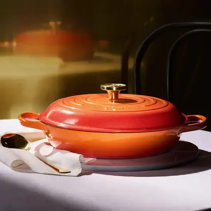 CACAROLA BUFFET 30CM SIGNATURE CENT (PEGADOR DOURADO) FLAMME DOREE LE CREUSET