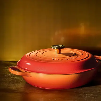 CACAROLA BUFFET 30CM SIGNATURE CENT (PEGADOR DOURADO) FLAMME DOREE LE CREUSET