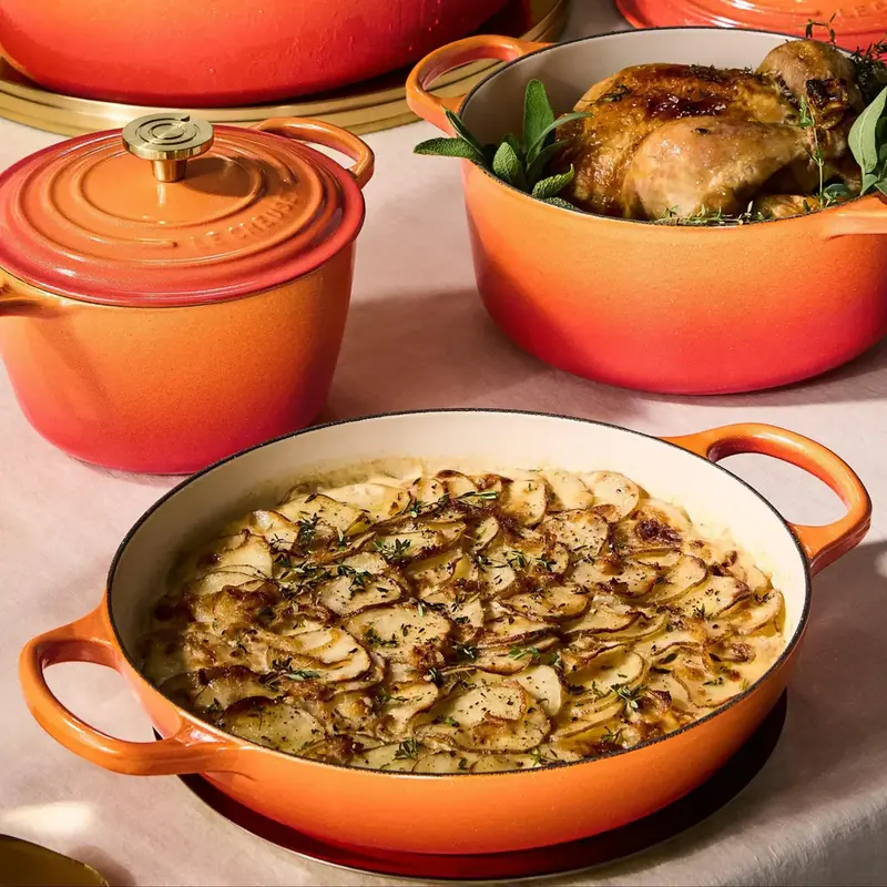 CACAROLA BUFFET 30CM SIGNATURE CENT (PEGADOR DOURADO) FLAMME DOREE LE CREUSET