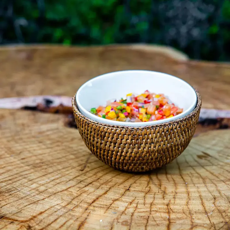 BOWL DE PORCELANA 15 CM COM SUPORTE EM RATTAN MAYA