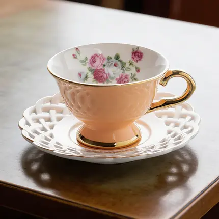 JOGO COM 4 XICARAS DE CAFE COM PIRES MON DESIR EM NEW BONE CHINA COM BORDA DOURADA ML LHERMITAGE