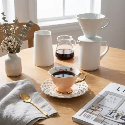 JOGO COM 4 XICARAS DE CHA MON DESIR EM NEW BONE CHINA COM BORDA DOURADA 200 ML LHERMITAGE