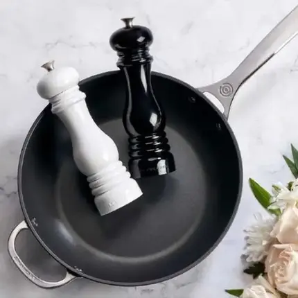 SET 2 MOEDORES (PIM+SAL) 11CM PRETO E BRANCO LE CREUSET
