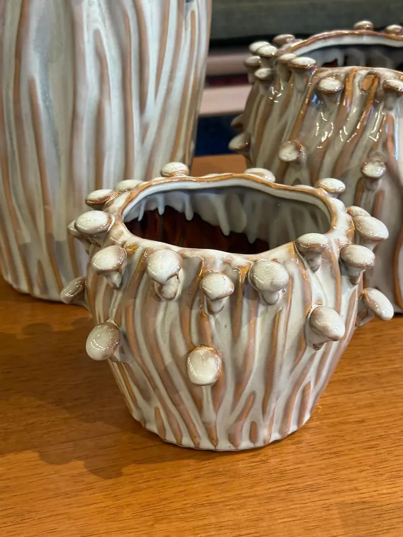 VASO EM CERAMICA VERDE CLARO COM DETALHES BEGE M