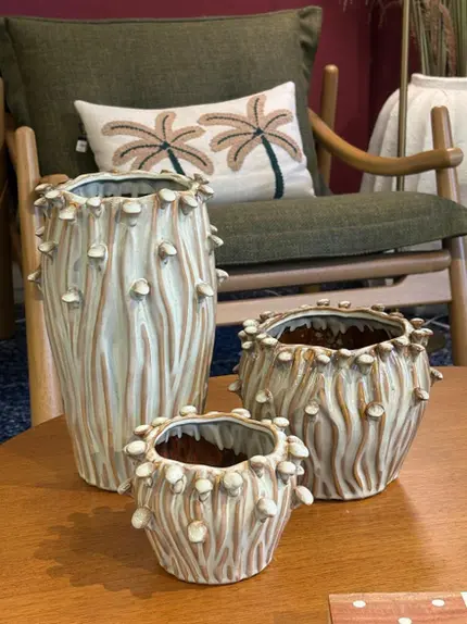 VASO EM CERAMICA VERDE CLARO COM DETALHES BEGE P