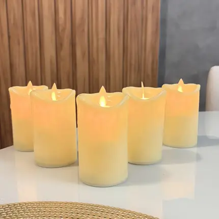 VELA NATALINA COM CHAMA MEXE 5X7 CM CREME